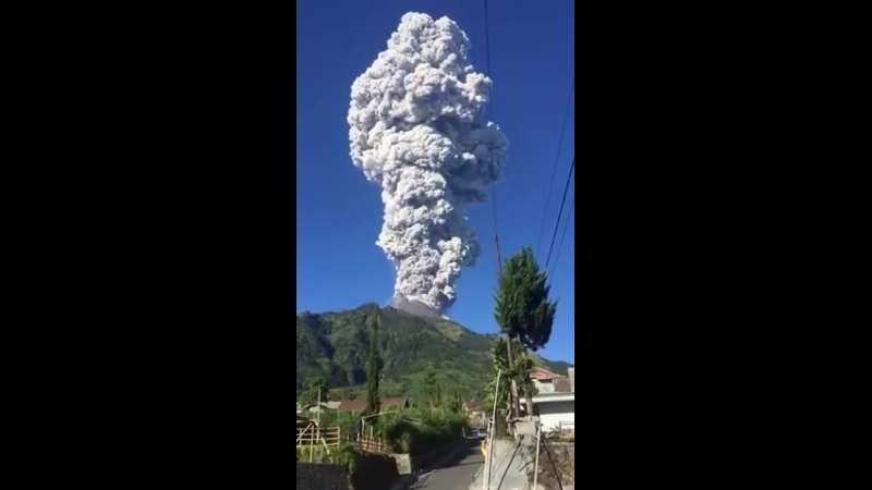 GUNUNG MERAPI MELETUS LAGI.