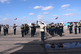 Kazakh Military Orchestra plays Gangnam Style at KADEX-2014.