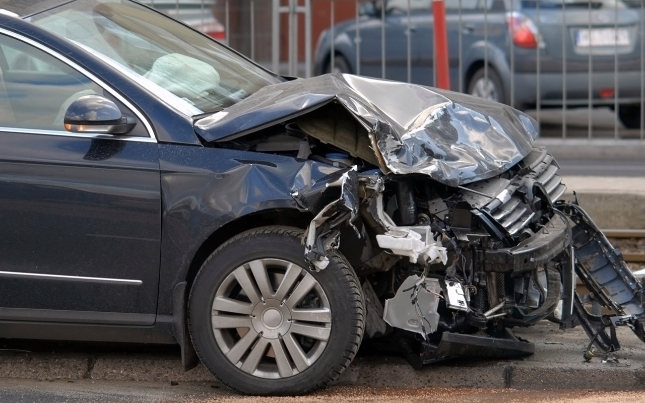 Разбитая фара машины