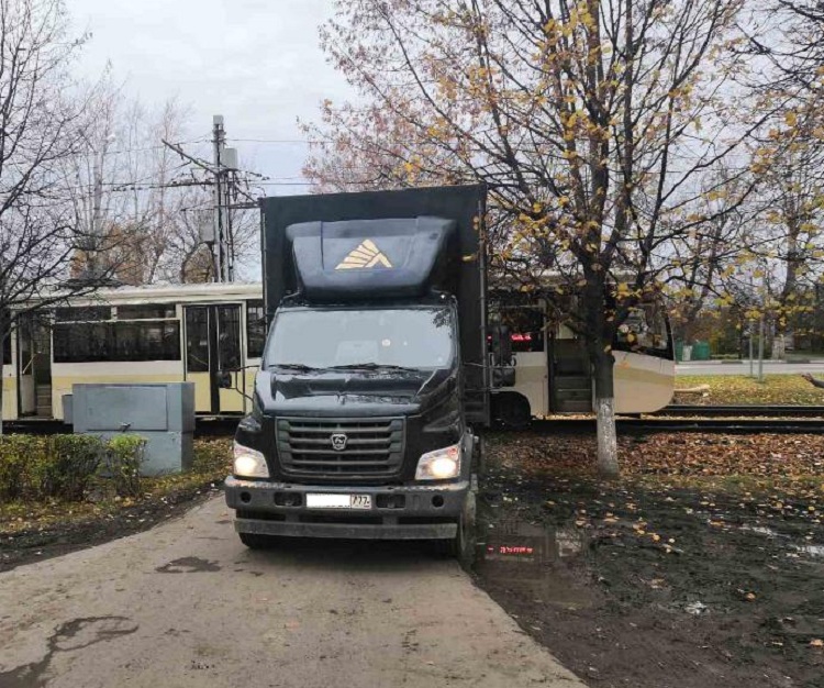 В Коломне грузовик, двигаясь задним ходом, врезался в трамвай Это картинка