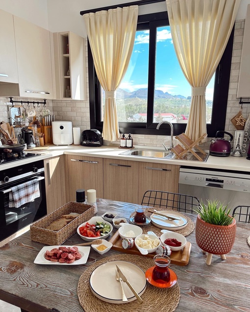 Уютный дом в Греции с плетеной и деревянной мебелью, и с красивой природой вокруг.