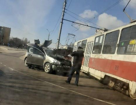 Трамвай протаранил легковушку в Липецке Это картинка