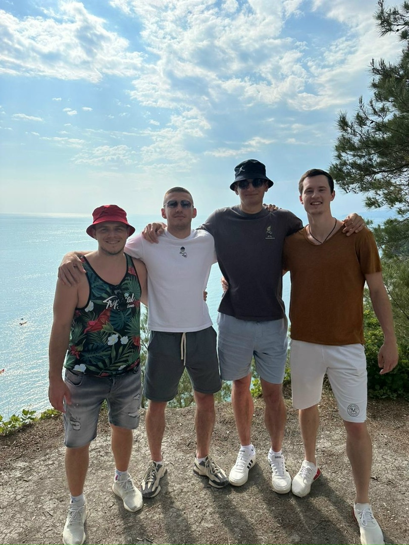 С краснодарскими друзьями: "Справа налево: Савелий Шалабанов, я, Батыр Биданок и наш общий друг Андрей"