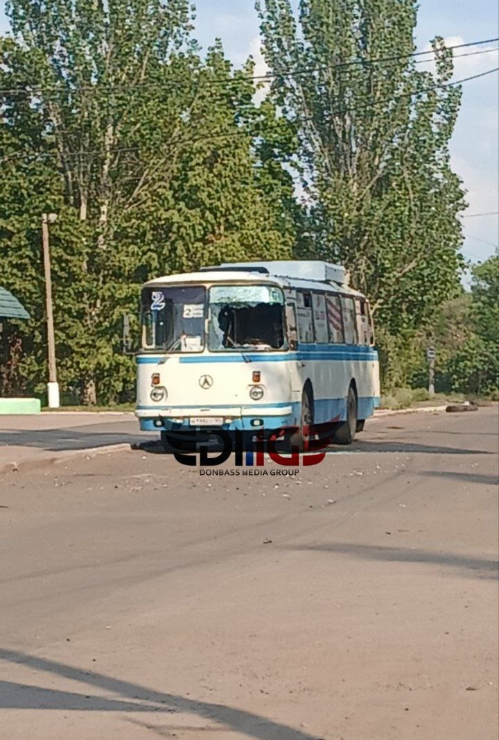 Последствия атаки дрона на автобус маршрута № 2 в жилом массиве «Комсомолец» (Никитовский район Горловки) Это картинка